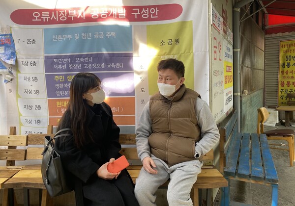▲ 취재팀이 서울 구로구 오류동에서 주민 채창수 씨와 이야기하고 있다.