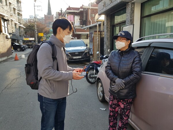 ▲ 송정경 씨(오른쪽)가 취재팀과 이야기하는 모습