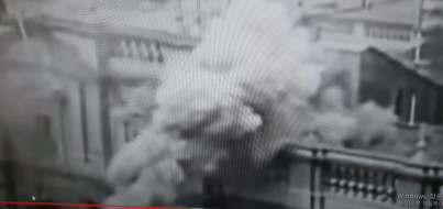 ▲ 공군기의 폭격으로 모네다궁에 연기가 피어올랐다. (출처=BBC) 
