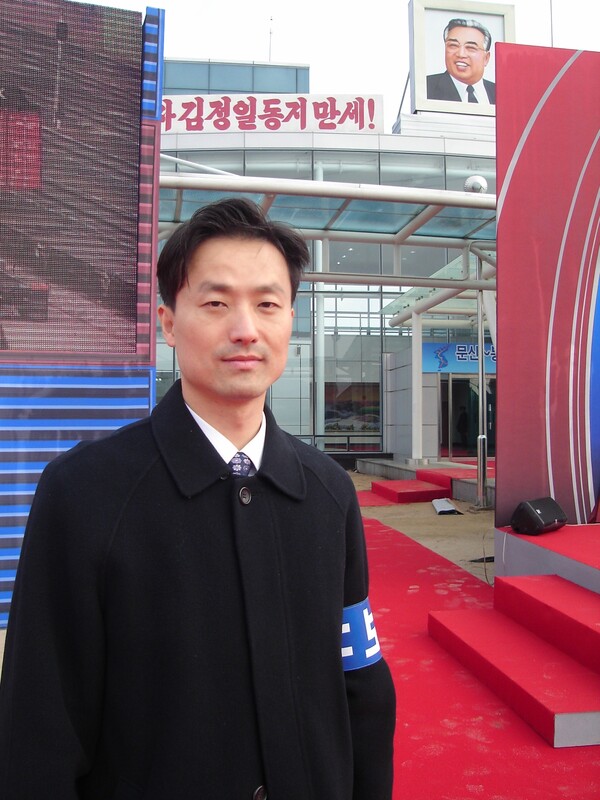 ▲ 2007년 12월 11일, 북한에서 기념 사진 찍는 안정식 기자