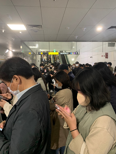 ▲ 김포공항역에서 승객들이 열차를 기다리는 모습