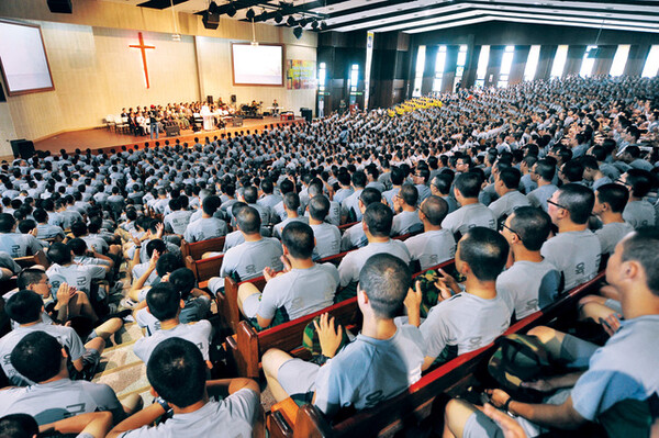 ▲ 육군훈련소 연무대교회의 예배 모습(출처=국민일보)