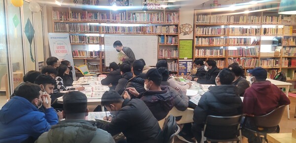 ▲ 박대동 강사가 아삭 작은도서관에서 이주민 대상으로 한국어 수업을 하고 있다