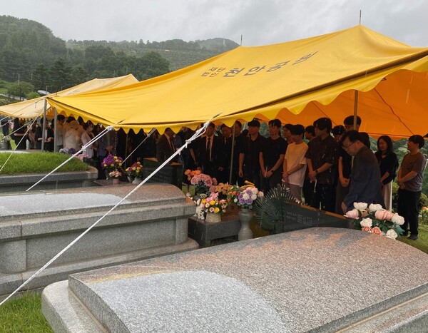 ▲ 유족이 천안공원묘원에서 헌화하는 모습
