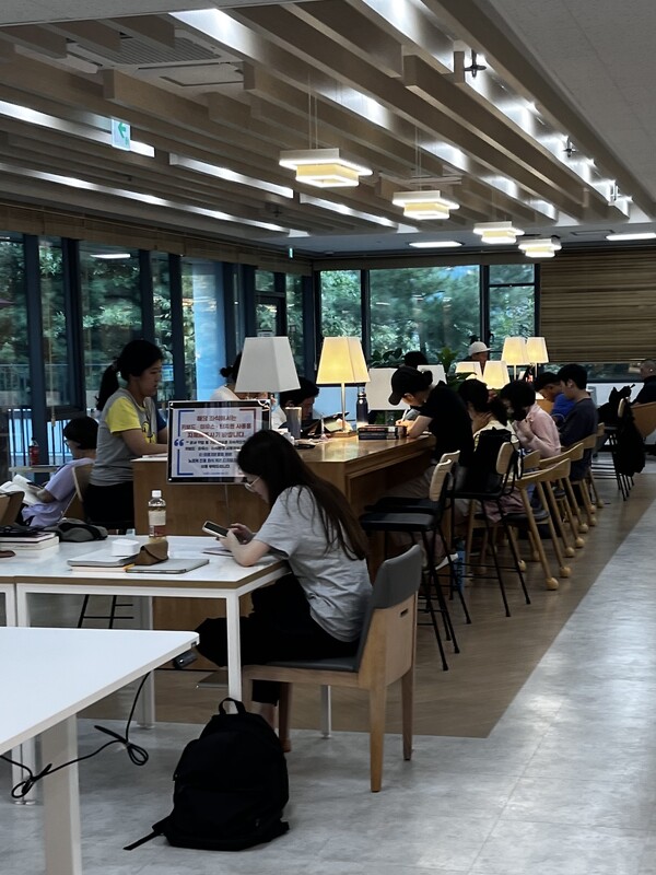 ▲ 서울 마포구의 도서관에서 청년들이 공부하는 모습
